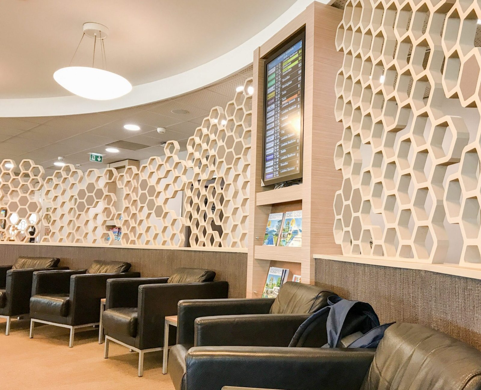 review sala vip the canopy lounge nice NCE airport aeroporto Qatar airways one world