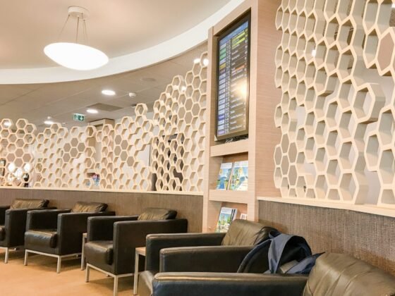 review sala vip the canopy lounge nice NCE airport aeroporto Qatar airways one world