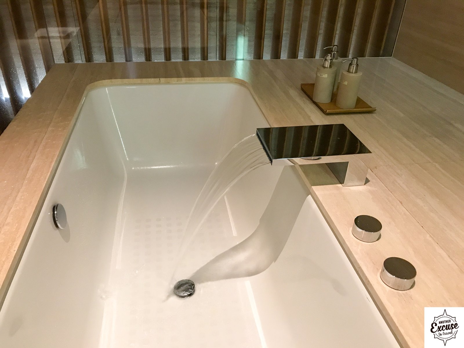 The Wing First Class bath