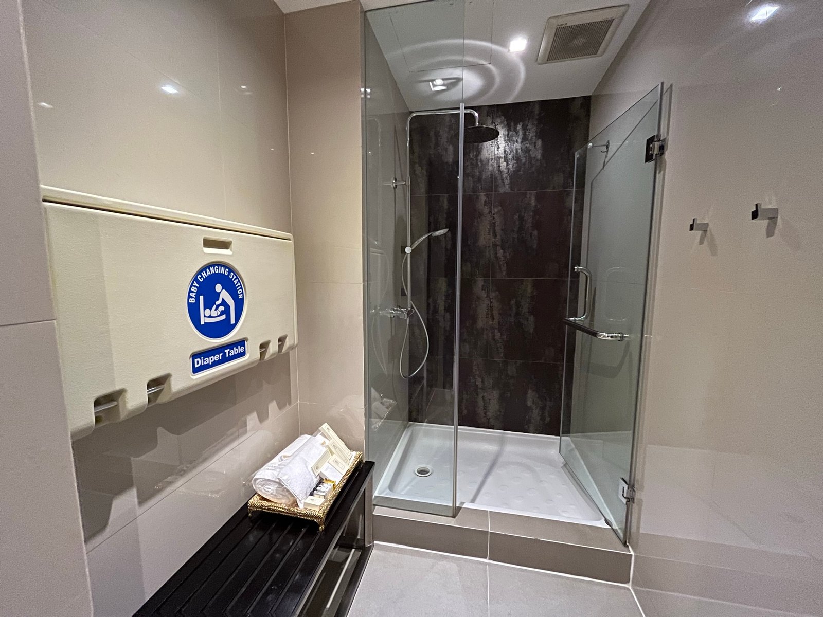 Oman Air Lounge Bangkok Shower