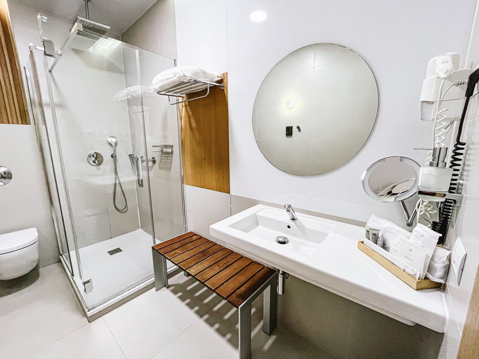 Iberia Dalí Business Lounge shower Madrid