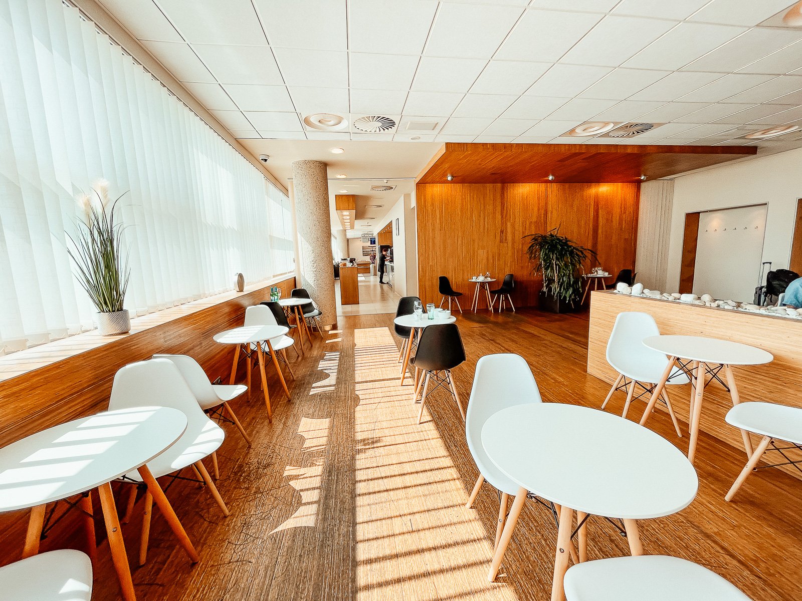 Erste Premium Lounge Prague dining area