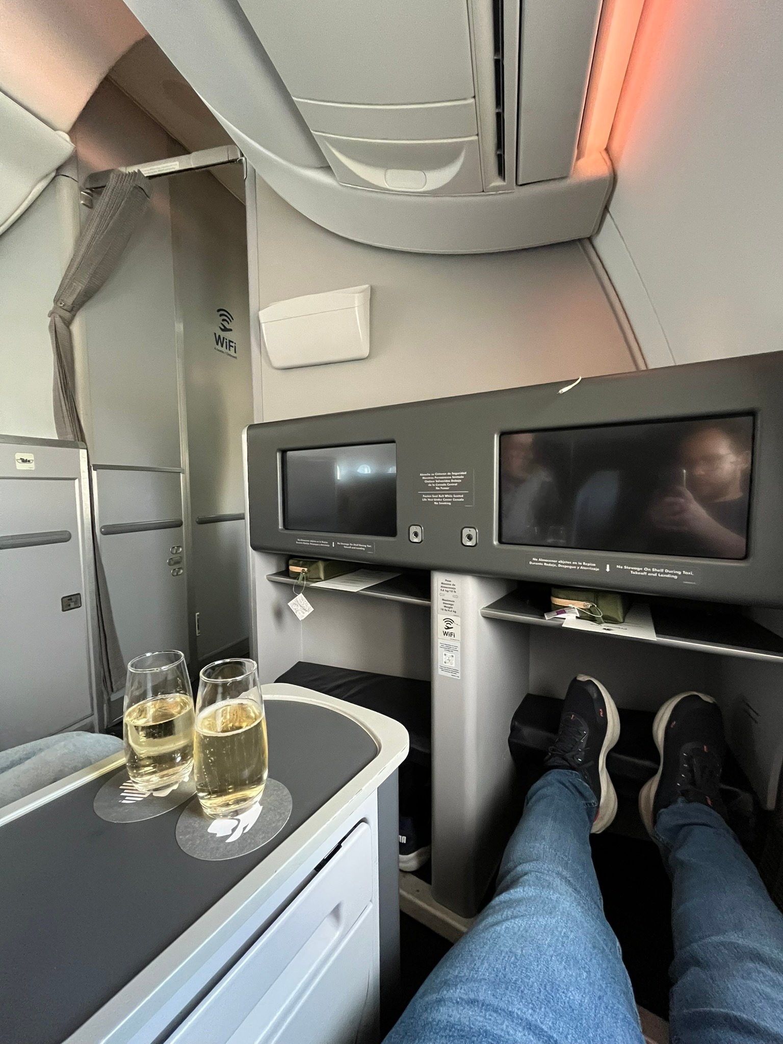 Aeromexico business class welcome champagne