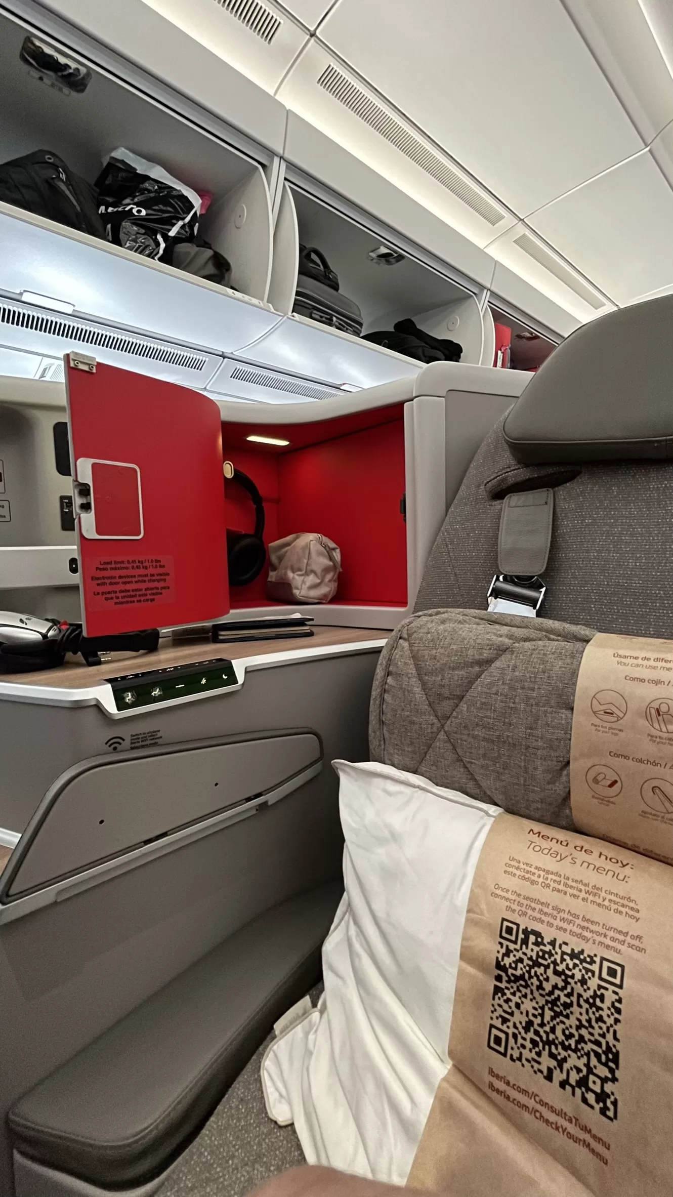 Iberia A350 - Mattress pad and storage cupboard