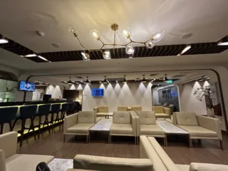 Turkish Airlines lounge Bangkok bar and seating area
