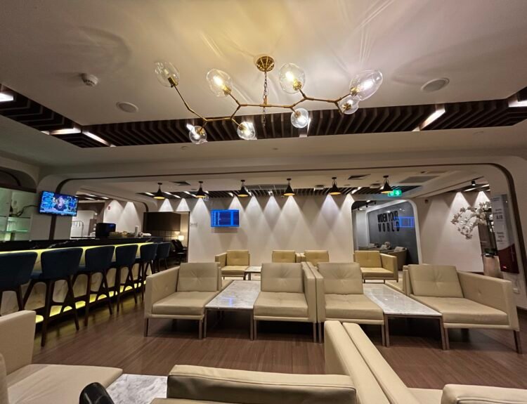 Turkish Airlines lounge Bangkok bar and seating area