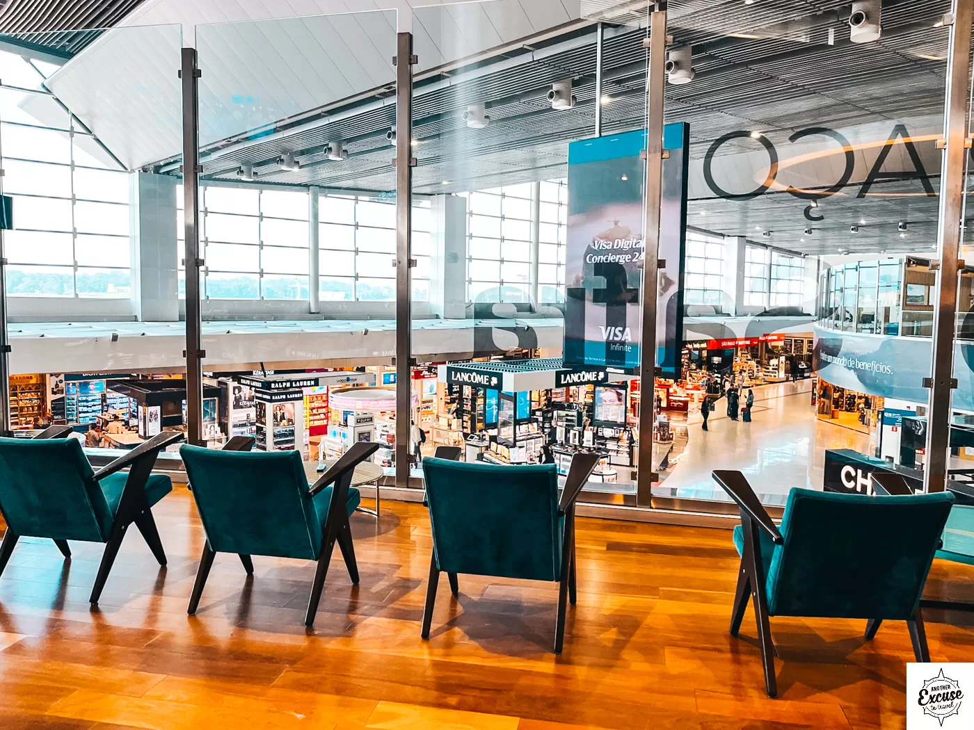 Banco Safra Lounge São Paulo view onto duty free shops below