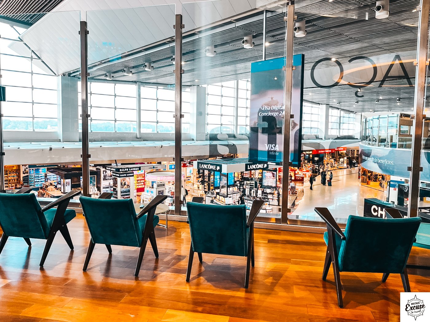 Banco Safra Lounge São Paulo view onto duty free shops below