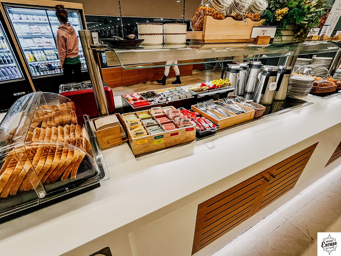 AENA Lounge Madrid breakfast buffet