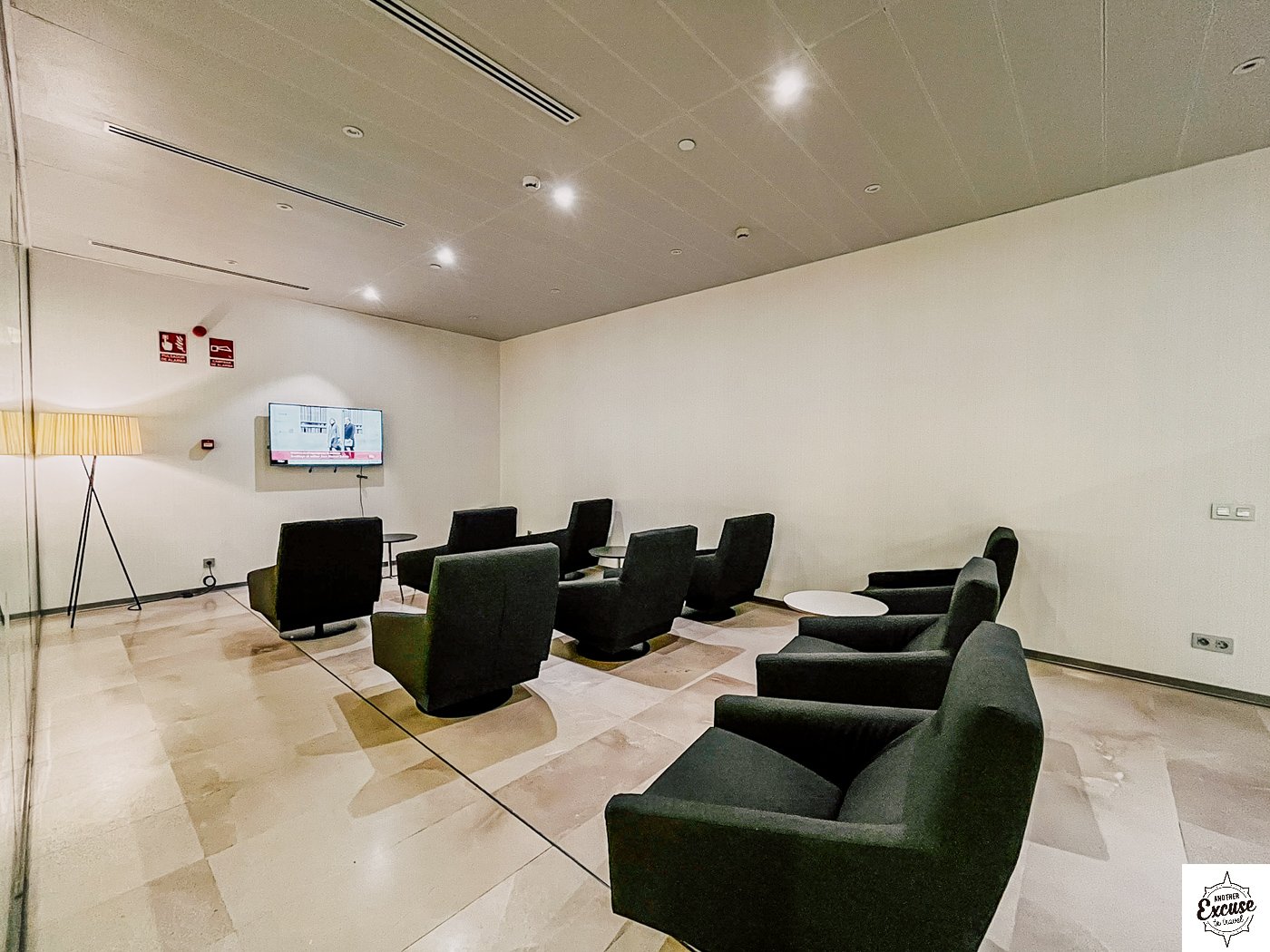 Puerta Del Sol Lounge Madrid television room