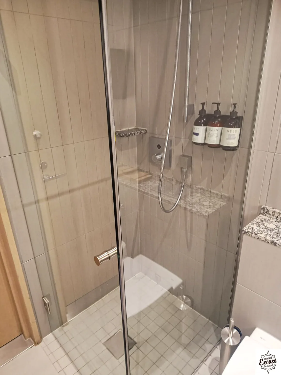 Finnair Business Lounge (non-Schengen) shower