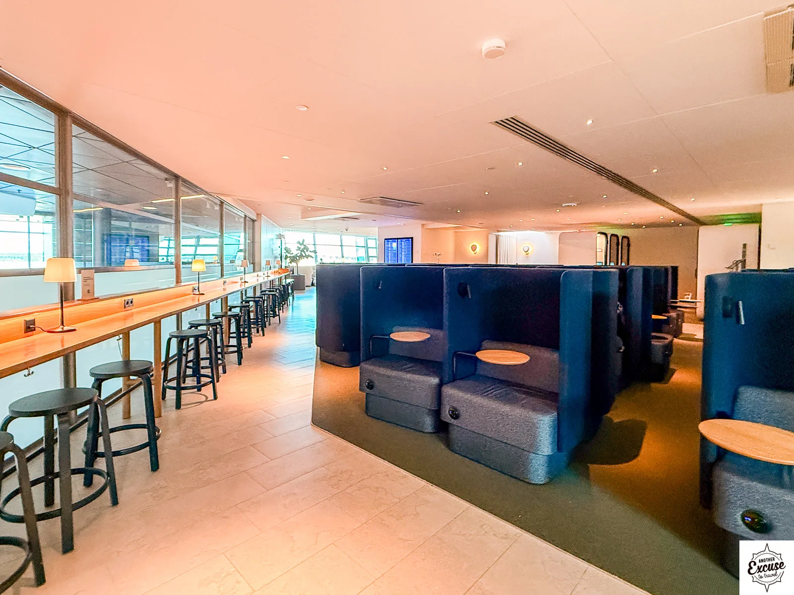 Finnair Business Lounge (Schengen) workpod seating